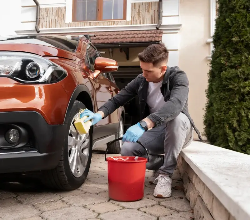 Lavage auto à domicile Dasle : professionnel intervenant sur un véhicule
